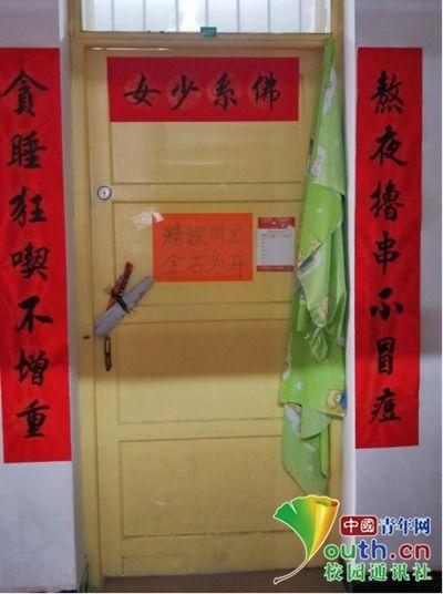 娱乐吃瓜酱对联怎么写,趣味横生,笑谈娱乐圈